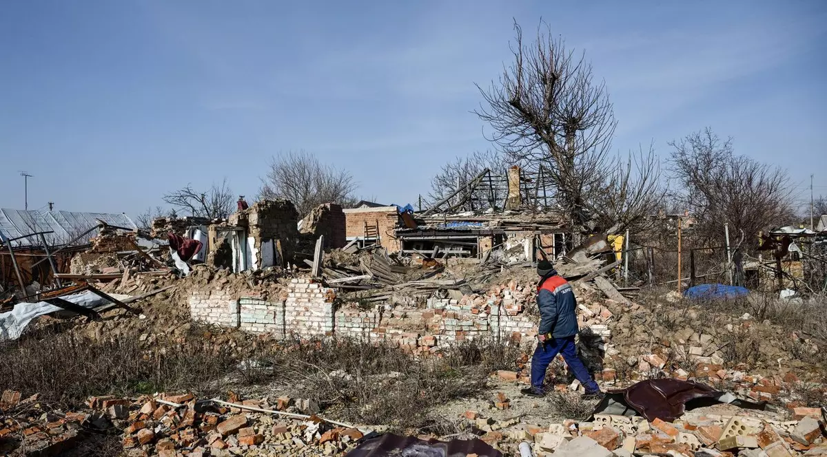 Un bărbat trece printre case distruse în Orihiv, oraș situat pe linia frontului din Ucraina Foto: Profimedia