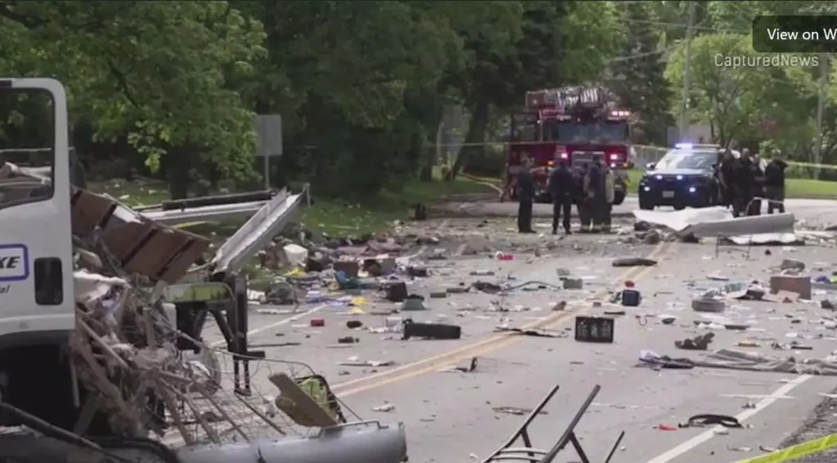 Resturi imprastiate pe strada dupa ce un camion a explodat