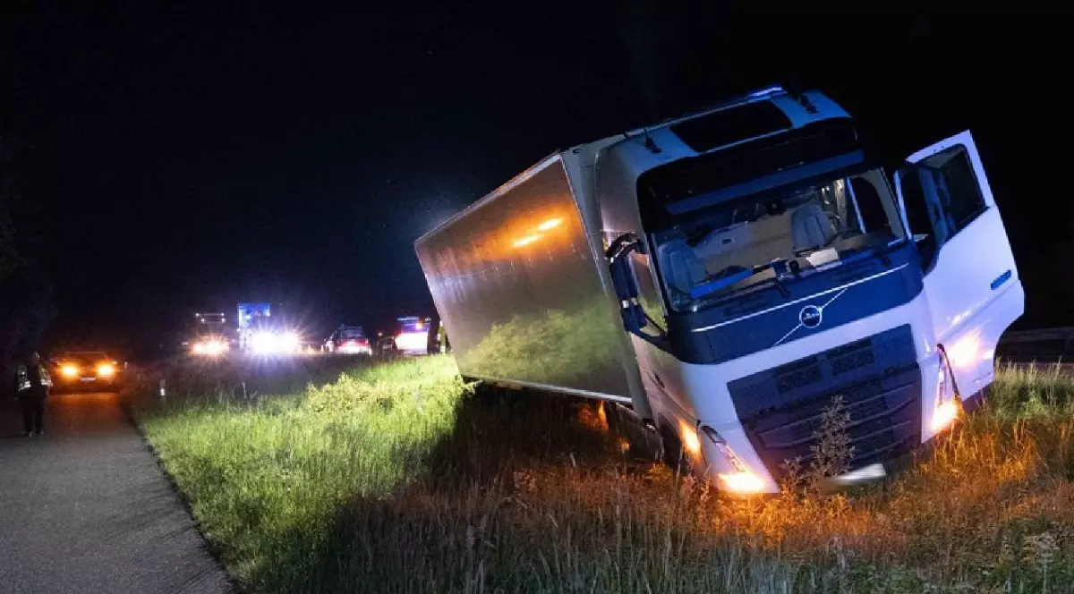 Un camion scos în afara drumului