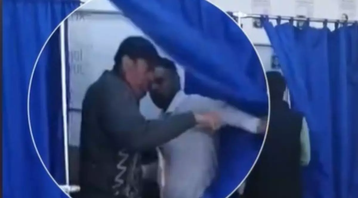 Viceprimarul PSD dintr-o comună din județul Olt, surprins intrând în cabina de vot cu mai mulți alegători