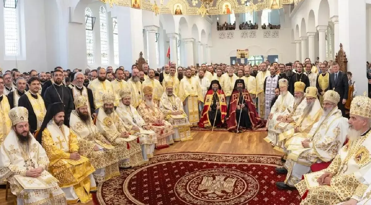 Mai mulți preoți așezați în semicerc, într-o Biserică din Marea Britanie