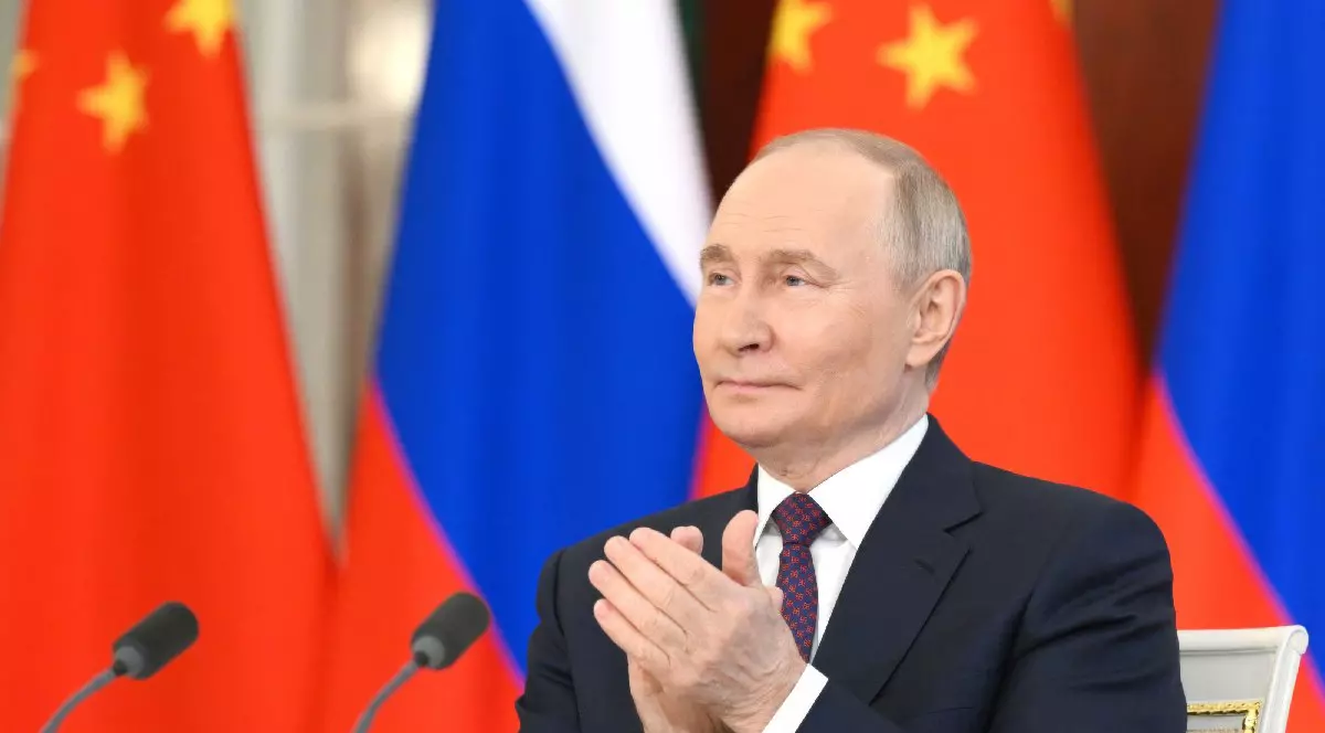 Președintele rus Vladimir Putin, aplaudă după semnarea acordurilor cu președintele chinez Xi Jinping în timpul unei ceremonii la Kremlin, 8 mai 2025, în Moscova, Rusia.