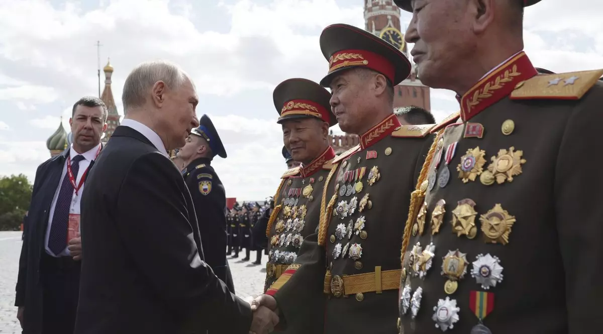 Vladimir Putin dă mâna cu generali nord-coreeni în Piața Roșie din Moscova Foto: Profimedia