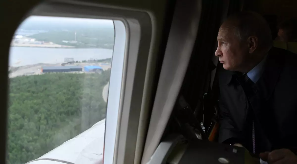 Vladimir Putin surprins într-un elicopter în timp ce se uita pe geam