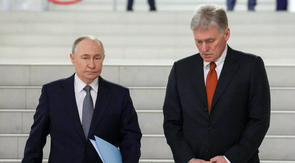Vladimir Putin (stânga) și purtătorul său de cuvânt Dmitri Peskov Foto: Profimedia