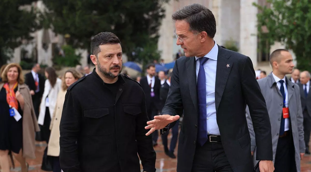 Volodimir Zelenski (stânga) și Mark Rutte (dreapta), surprinși în timp ce discută la Tirana Foto: Profimedia