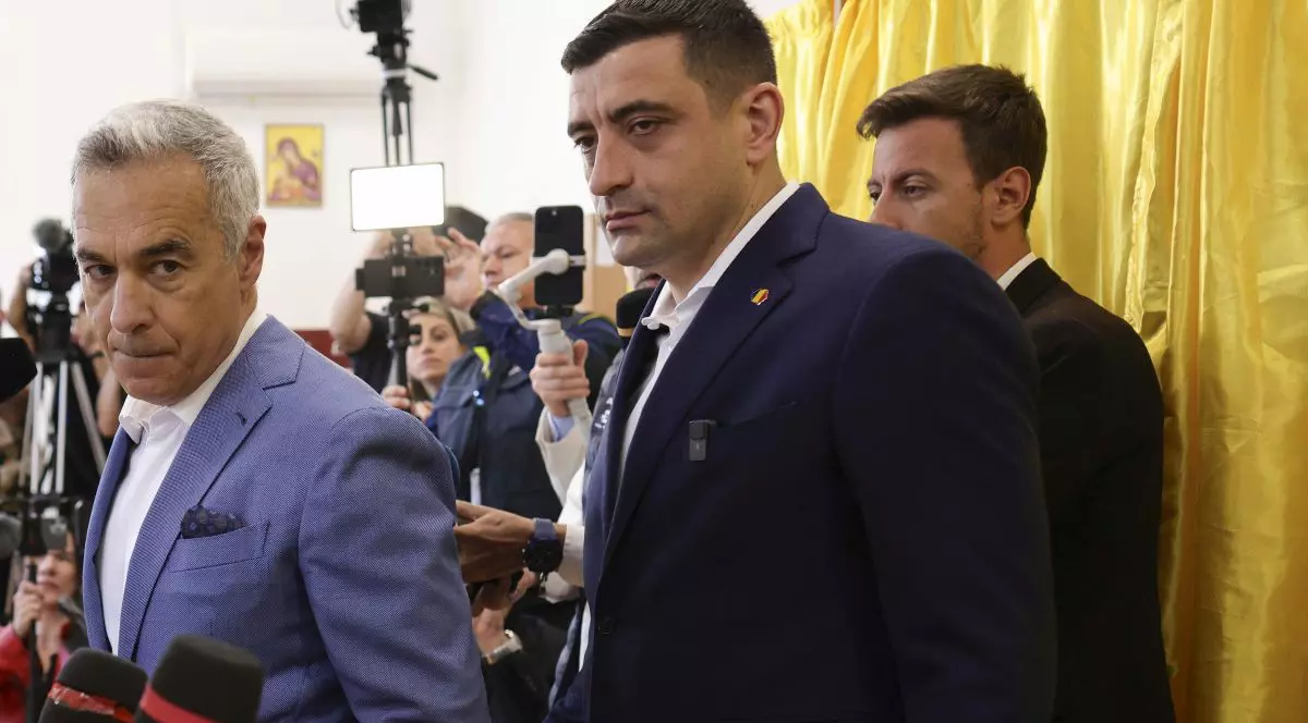 Călin Georgescu și George Simion în secția de votare