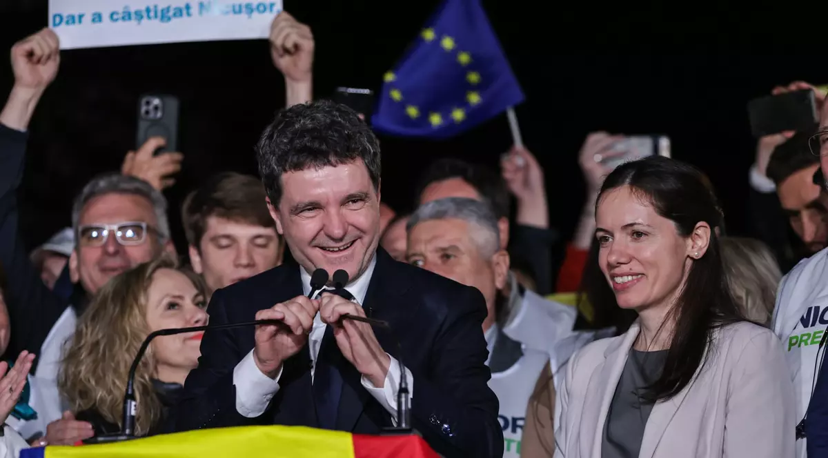 Mirabela Gădinaru este alături de Nicușor Dan în momentul anunțării rezultatelor exit-poll după turul 2 al alegerilor prezidențiale 2025