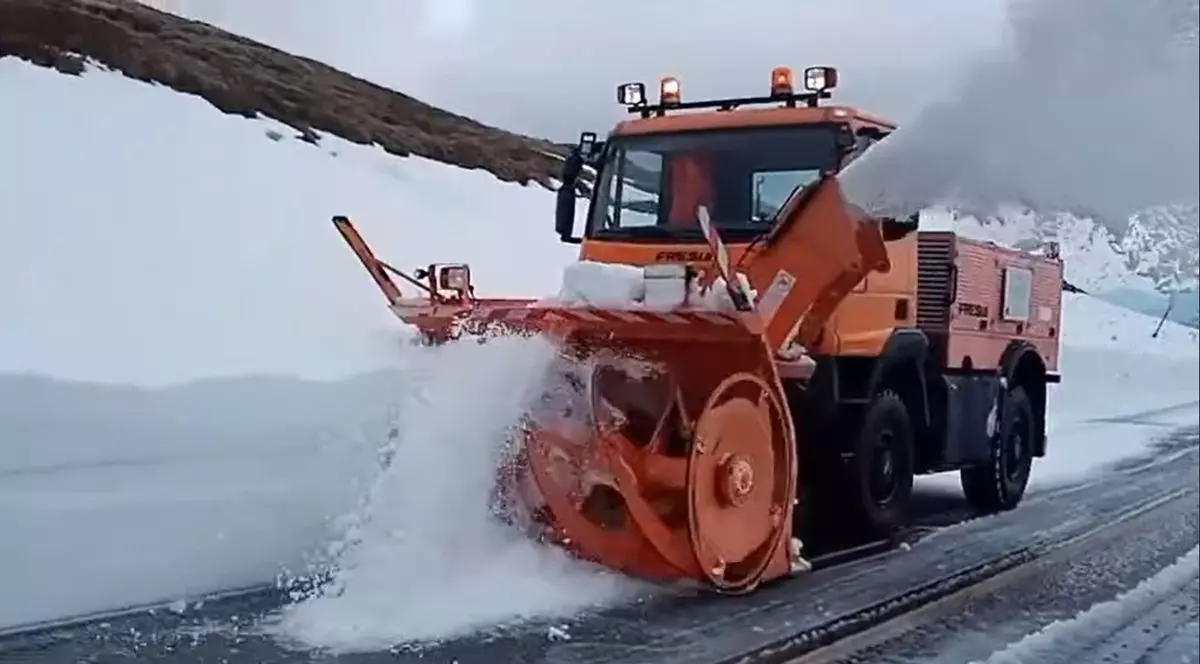 drumarii încearcă să deszăpezească porțiuni din Transalpina, unde stratul de zăpadă a depășit un metru, 28 mai 2025