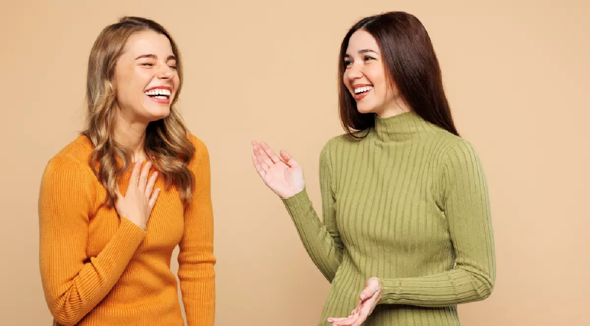 două fete care râd
