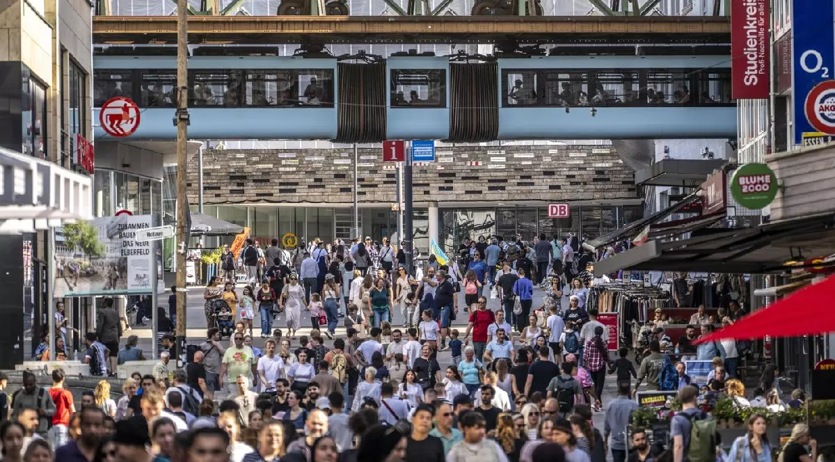 Hauptbahnhof, strada Alte Freiheit, zonă pietonală completă, cale ferată suspendată, Wuppertal, NRW, Germania ÖPNV Wuppertal
