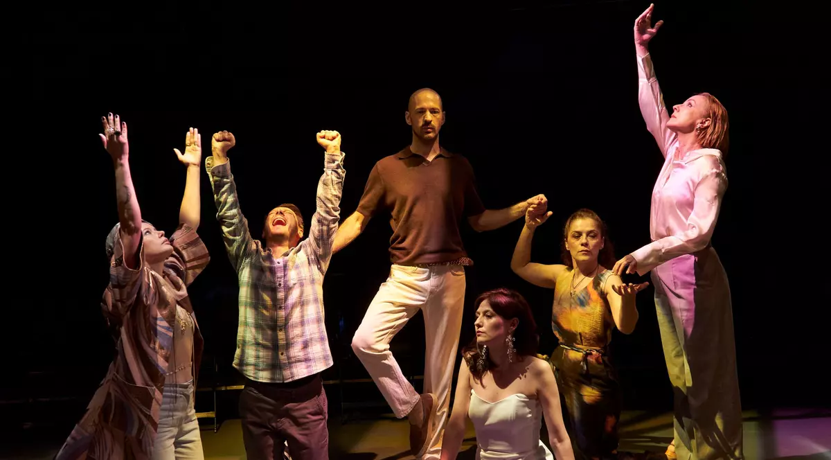 NIMIC NU E ÎNTÂMPLĂTOR, un spectacol inspirat de teatralitatea constelațiilor familiale