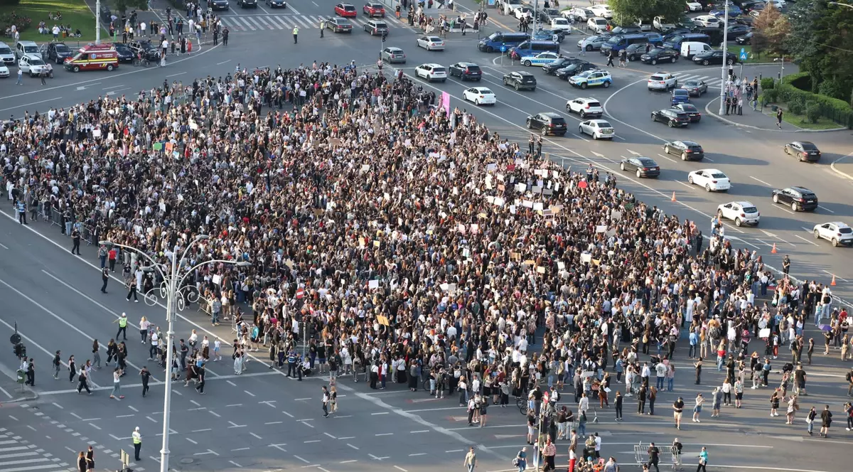 Imagine de sus, făcută de pe unul dintre blocurile din Piața Victoriei