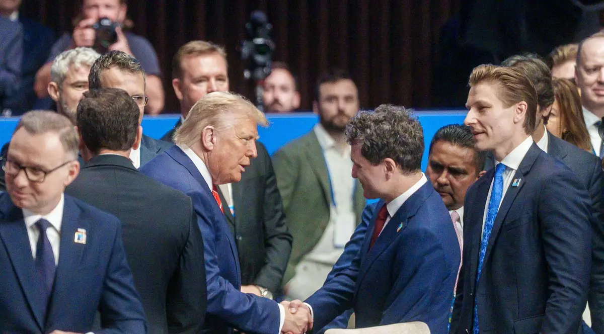 Nicușor Dan dă mâna cu Donald Trump la summitul NATO de la Haga, 25 iunie 2025