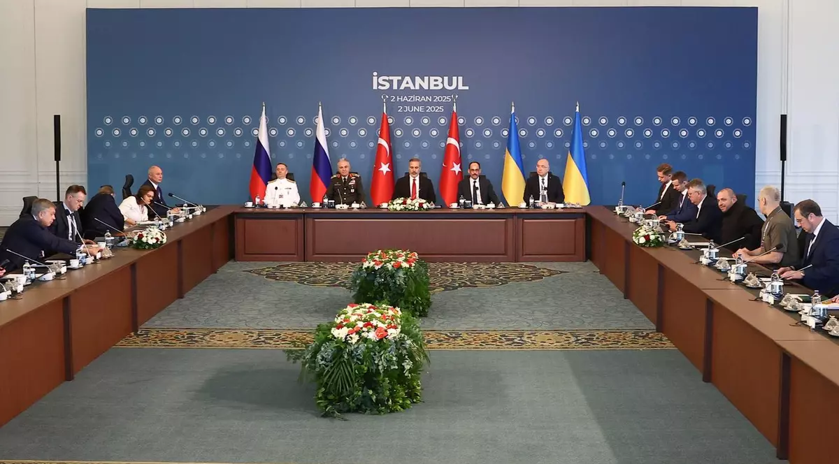 A doua rundă de negocieri ruso-ucrainene, la Istanbul. Delegația rusă, în stânga - delegația ucraineană, în dreapta Foto: Profimedia