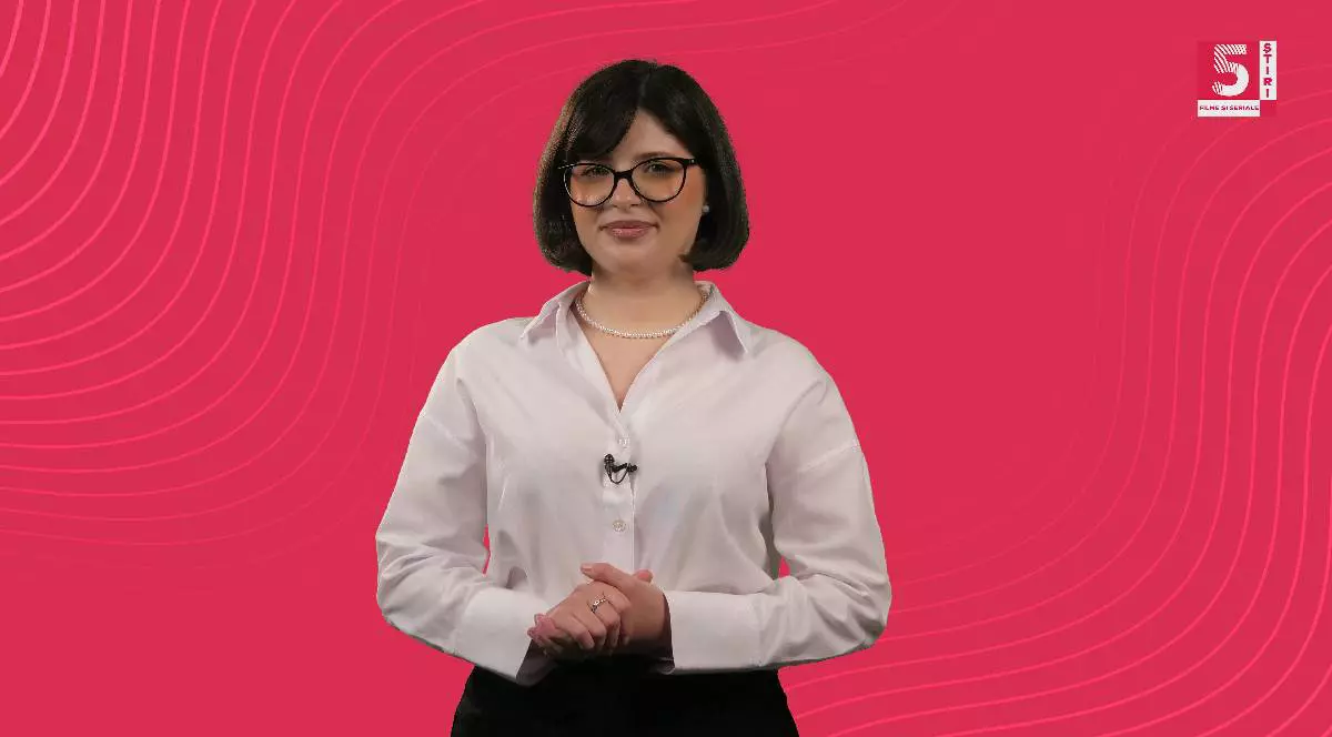 Adelina Duinea, îmbrăcată cu o cămasă albă și o fustă neagră, stând pe un fundal roșu, vă prezintă cele mai așteptate 5 știri filme și seriale