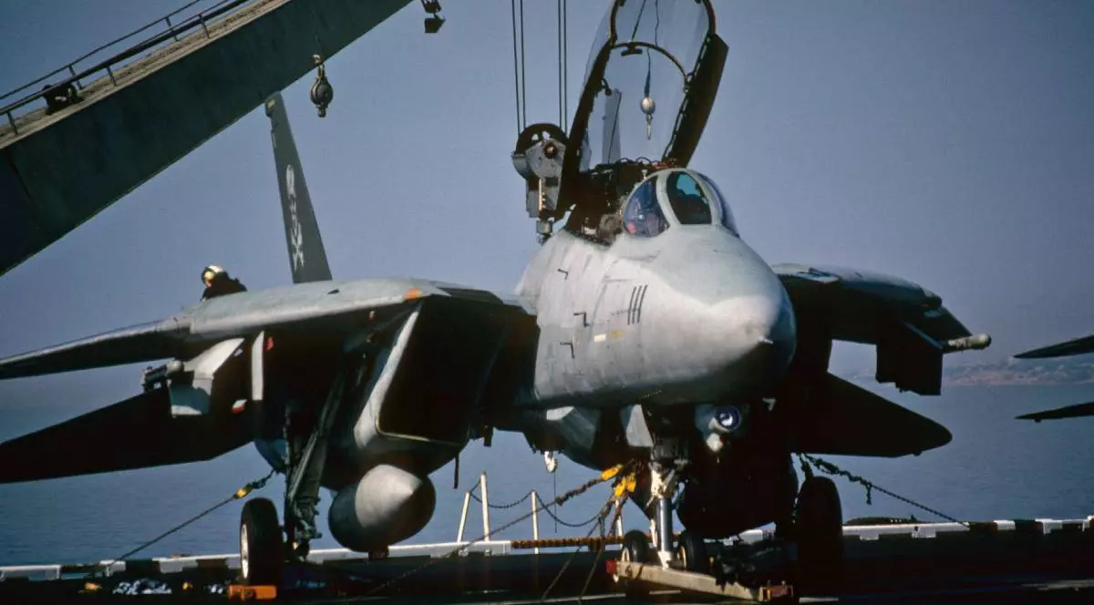 Un avion F-14 Tomcat este adus în Iran în 1998.