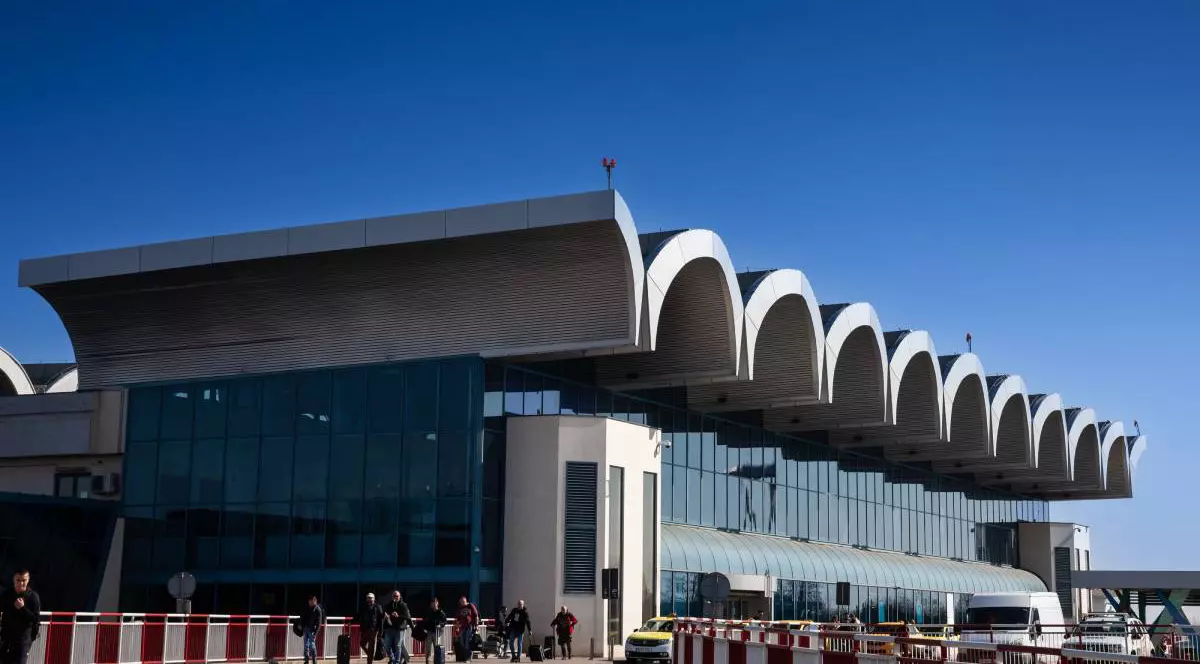Intrarea de la Sosiri la Aeroportul Internațional Henri Coandă București