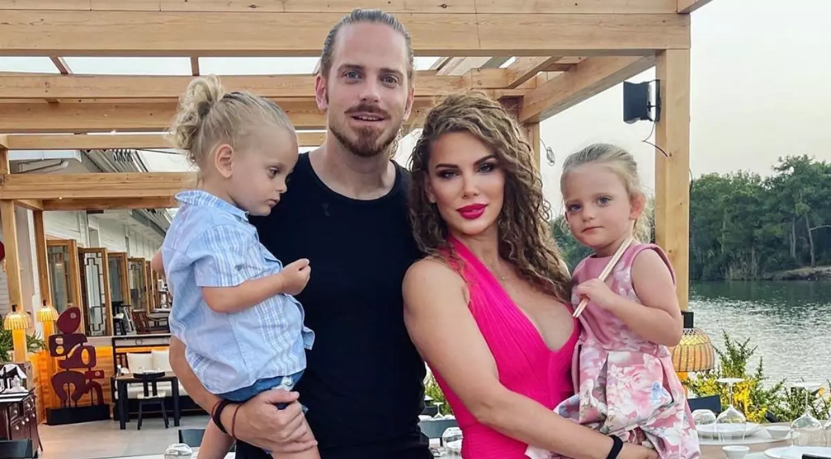 Alina Laufer și Ilan Laufer alături de gemenii lor