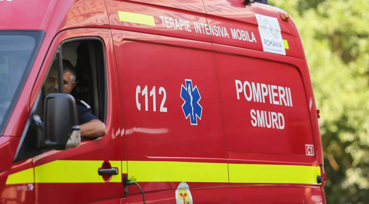Ambulanța SMURD în timpul unei intervenții în pădure, la volan se vede șoferul