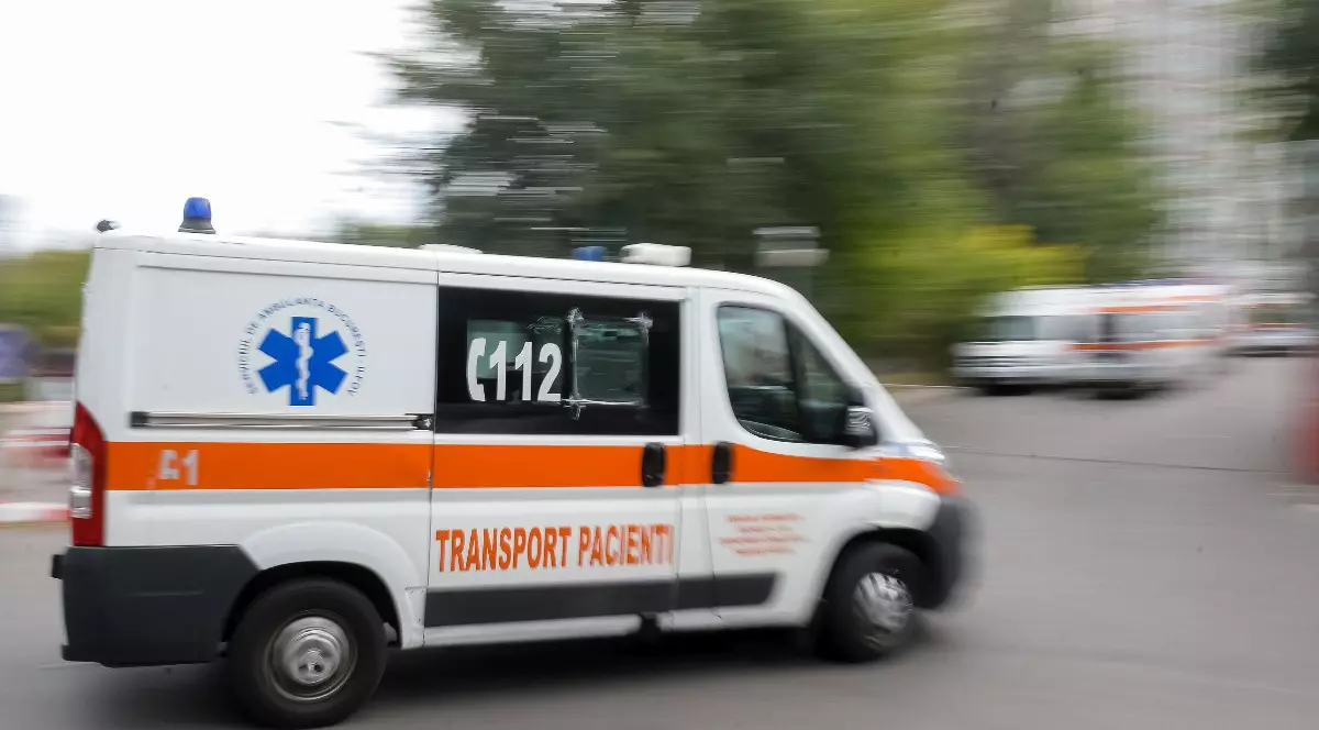 În imagine este ilustrată o ambulanță care se află în mișcare