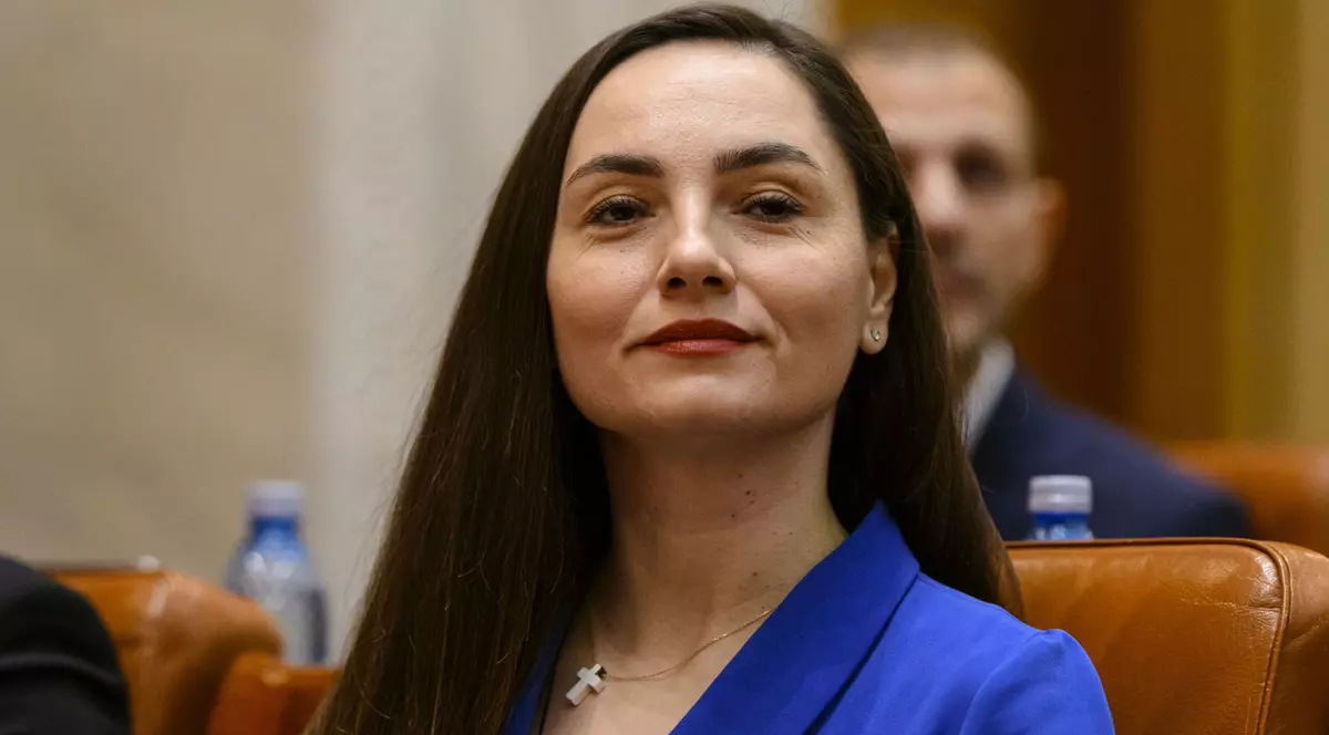 Imagine cu Anamaria Gavrilă la Palatul Parlamentului, în decembrie 2024. Poartă o bluză albastră