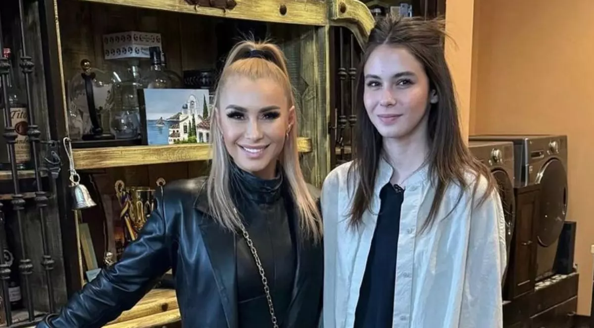 Anamaria Prodan și fiica ei, Rebecca Dumitrescu