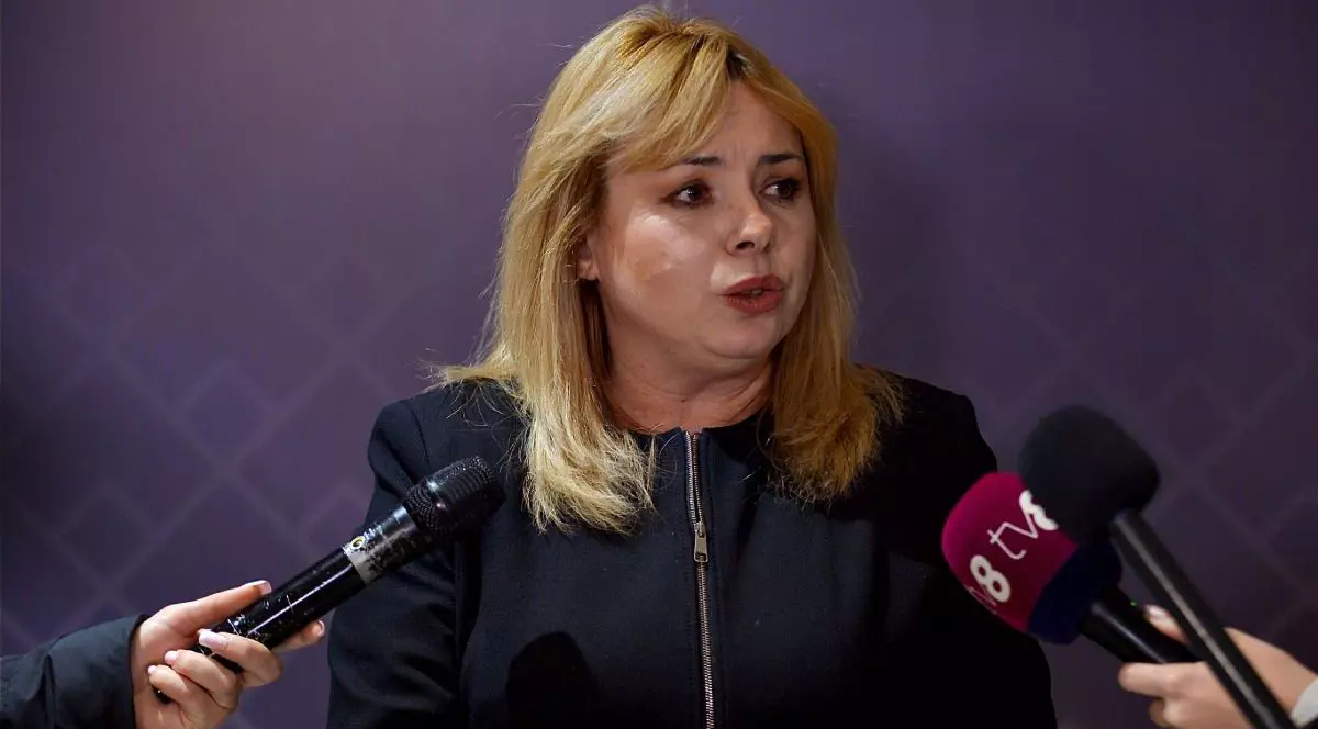 Anca Dragu, Guvernatorul Băncii Naționale a Moldovei, imbracat[ intr-un sacou negru, vorbeste la microfon in timpul unor declaratii de presă, Chișinău, 22 december, 2023