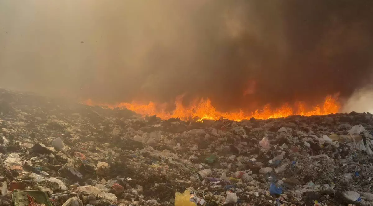Ghena de gunoi de la Aninoasa este în flăcări de 20 de ore, în imagine se vede cum arde focul
