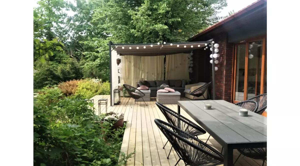 Gradina frumos amenajata in stil boho cu pergola cu lumini garden way