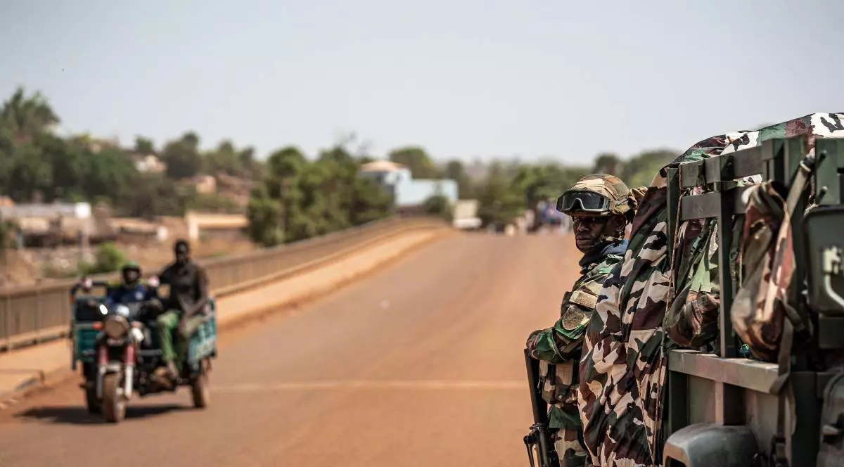 Armata în camioane, militarii sunt camuflați pe străzile din Mali.