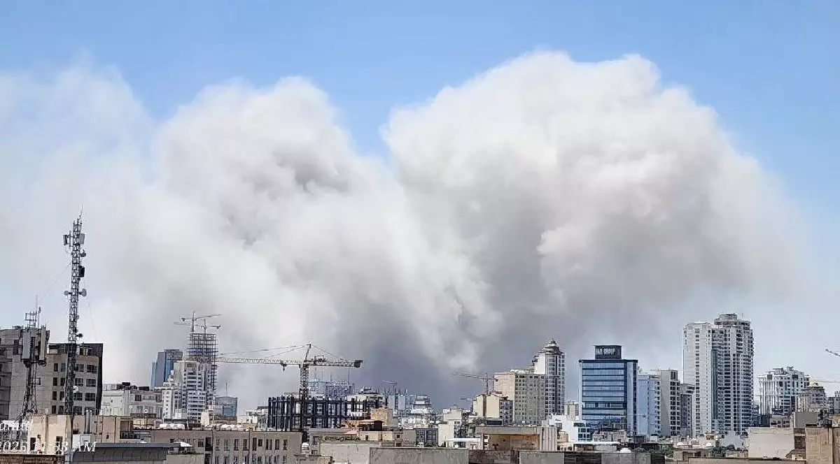 in imagine se vad nori imensi de fum si praf care se ridica deasupra Teheranului ca urmare a unor bombardamente masive ale aviatiei israeliene