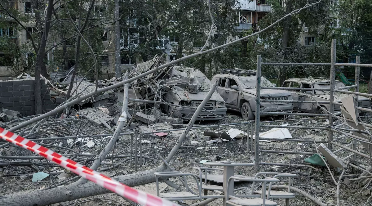 Imagine cu trei mașini avariate în urma atacului Rusiei asupra Kievului