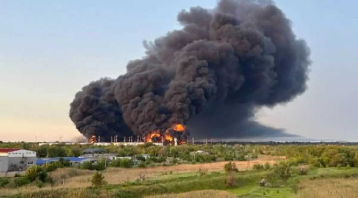 Unul dintre depozitele rusești arde în flăcări după ce a fost lovit de dronele ucrainene și a avut loc o explozie.