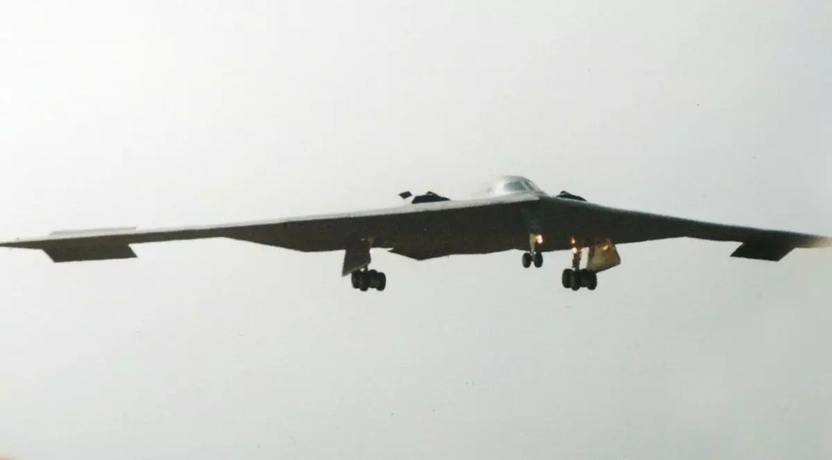 Northrop B-2 Spirit, cunoscut și sub numele de Bombardier Stealth, este un bombardier strategic greu american, dotat cu tehnologie stealth cu vizibilitate redusă, conceput pentru a penetra apărarea antiaeriană densă.