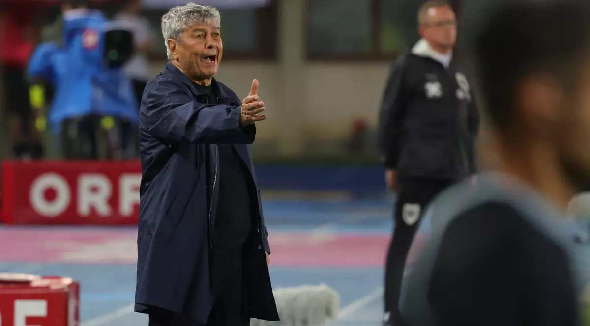 Mircea Lucescu dă indicații în timpul meciului Austria - România.