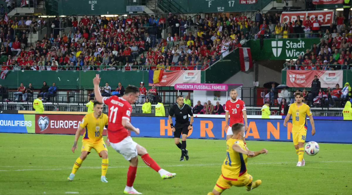 Austriacul Gregoritsch trimite un voleu spre poarta României.