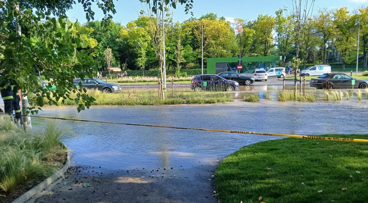 Avarie majoră în cartierul Drumul Taberei din București. Conducta principală de apă rece s-a spart și apa a inundat șoseaua. Ce spune Apa Nova