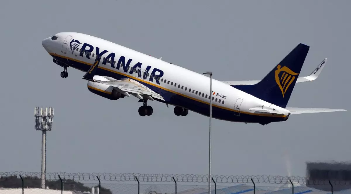 Un avion Boeing 737 al companiei aeriene Ryanair decolează de pe Aeroportul Berlin Brandenburg (BER)