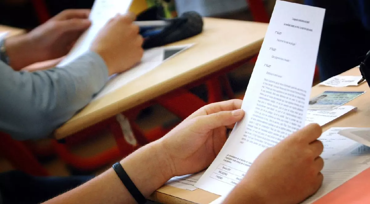 Fotografie realizată la 11 iunie 2007 la centrul de examinare Molière din Paris, cu liceeni care citesc lucrările de filosofie în timpul examenelor de bacalaureat 2007.