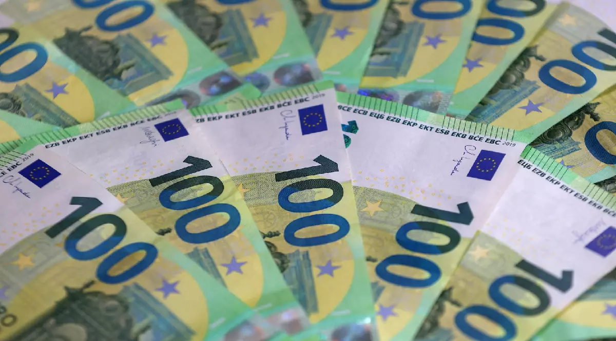 în imagine apar mai multe bancnote de 100 de euro