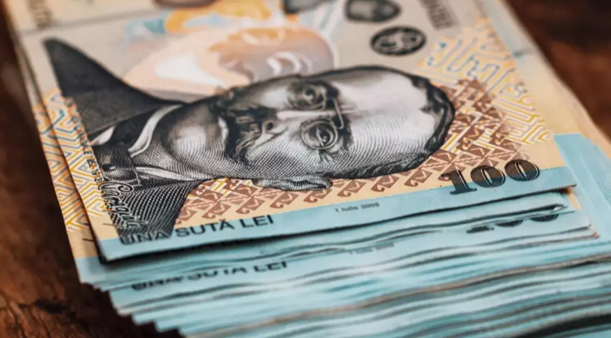 Bancnote de 100 de lei așezate într-un teanc