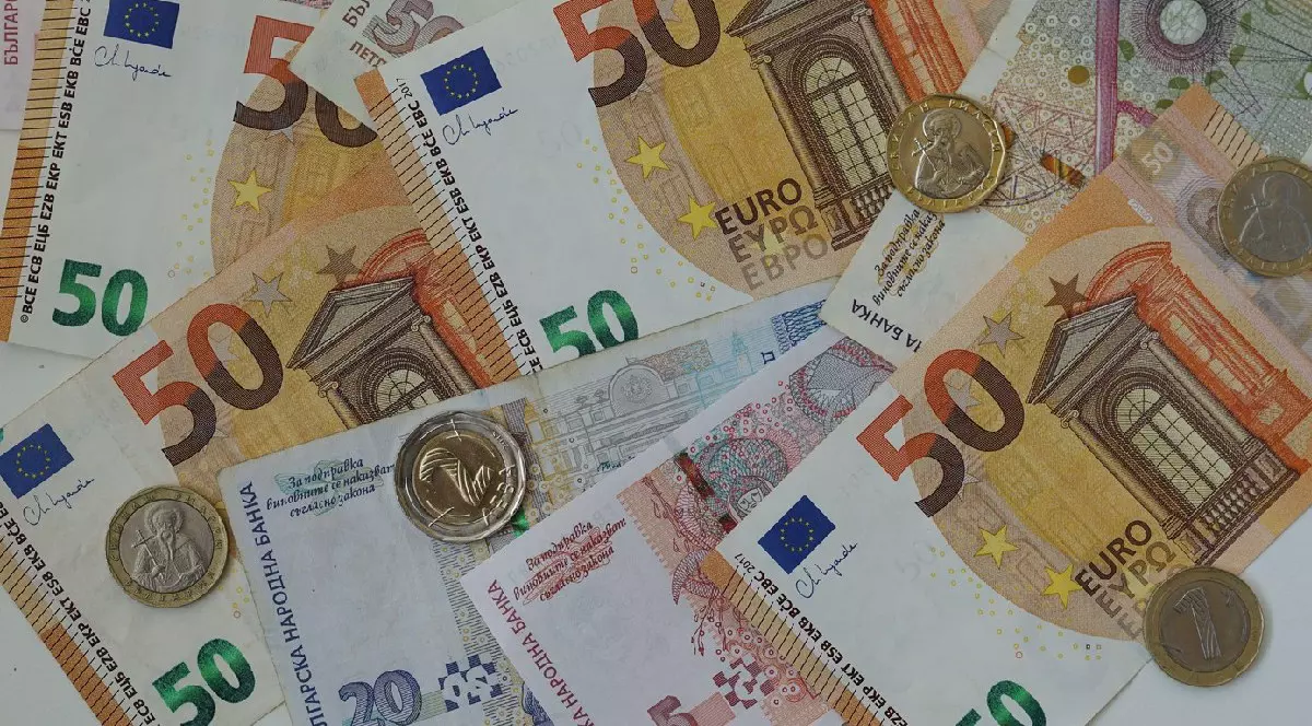 Bancnote mixte euro și leva bulgară, monede.