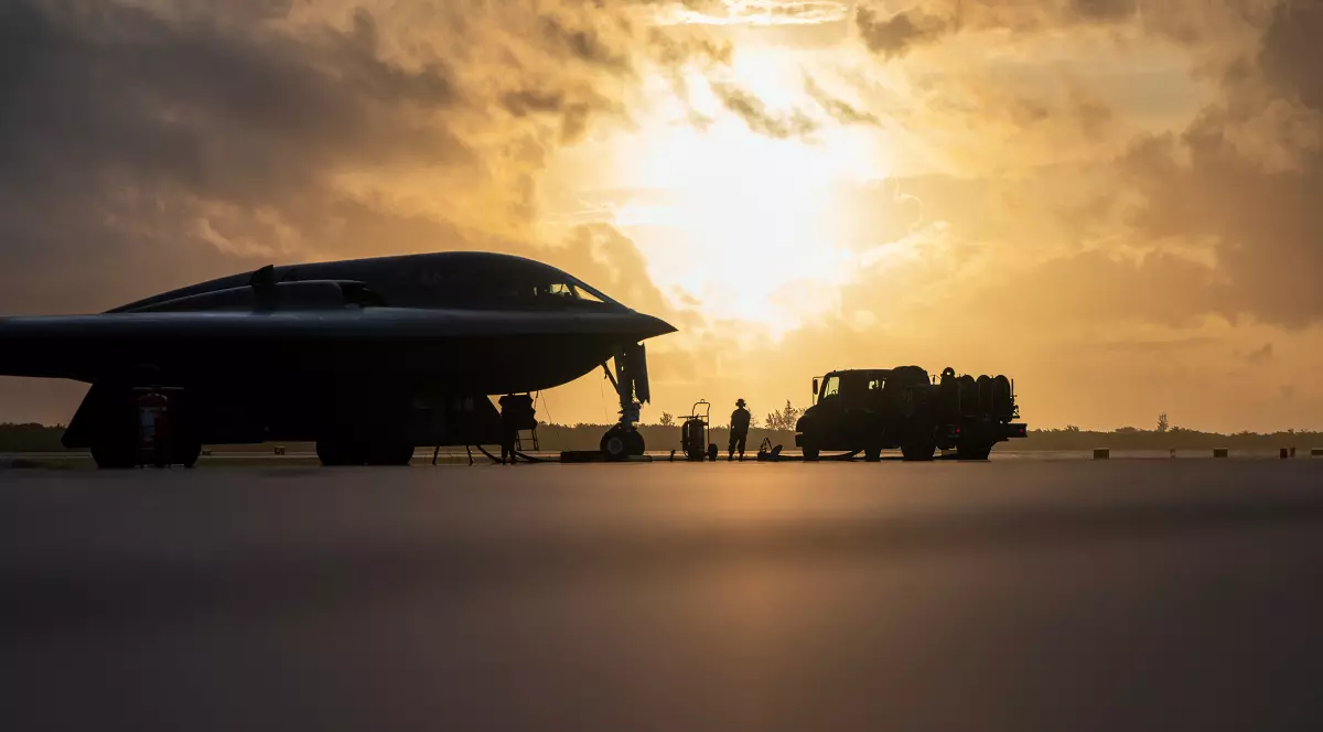 Baza militara Diego Garcia la apus. Un avion și o mașină militară și mai mulți oameni.