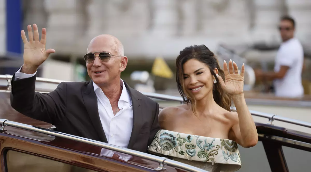 Bezos și Lauren Sanchez părăsesc hotelul înainte de nunta din Veneția Foto Hepta