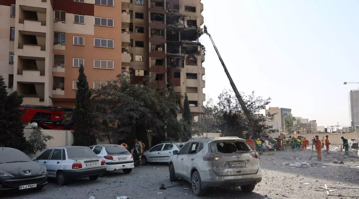 Un bloc din Teheran și mai multe mașini din jurul său au fost distruse în timpul atacului lansat de Israel