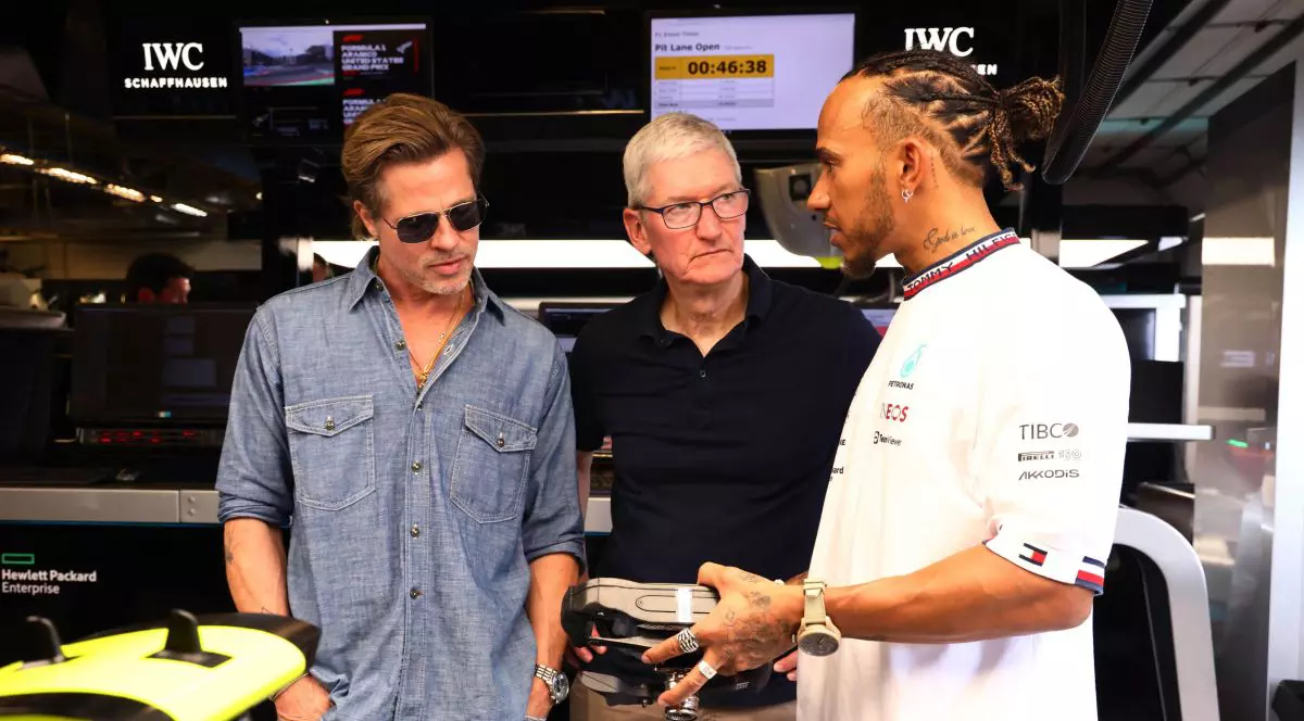 Brad Pitt (stânga) și Lewis Hamilton (dreapta) discută despre „F1: Filmul”
