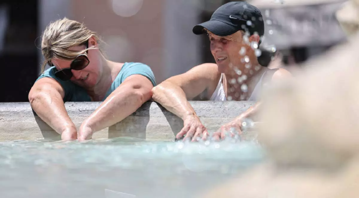 Turiștii se răcoresc la Fontana del Pantheon din Roma, Italia, 27 iunie 2025. Ministerul Sănătății din Italia a emis avertizări consecutive de alertă roșie de căldură pentru zeci de orașe importante din țară, începând cu 27 iunie și continuând până la sfârșitul săptămânii.
