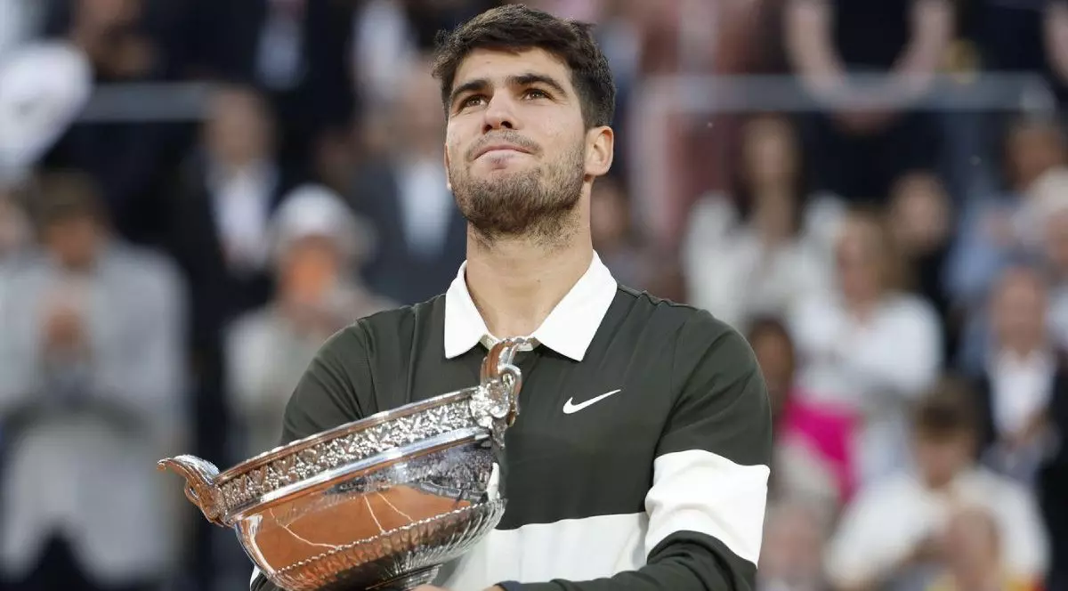Carlos Alcaraz din Spania sărbătorește în timpul ceremoniei de premiere după victoria sa împotriva italianului Jannik Sinner în finala masculină din ziua 15 a turneului de tenis Roland-Garros 2025, French Open, Grand Slam, pe 8 iunie 2025, pe stadionul Roland-Garros din Pennsylvania.