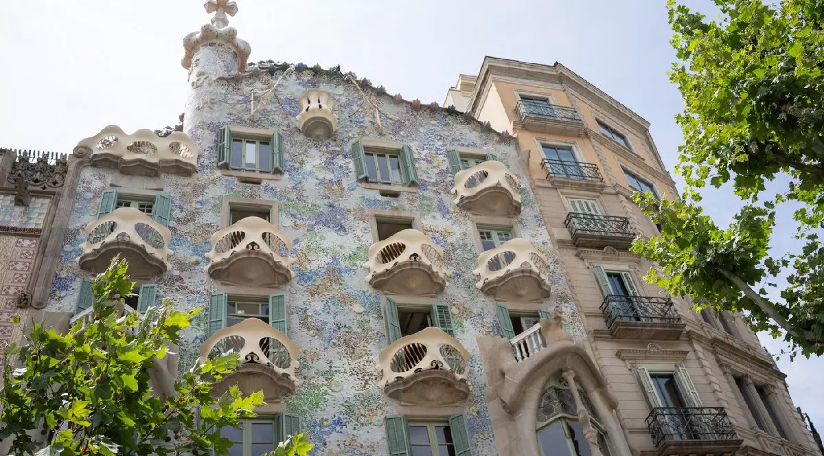 Această imagine arată fațada principală a Casei Batllo din Barcelona, pe 19 iunie 2025.